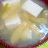 さっと汁物！油揚げと豆腐のお味噌汁